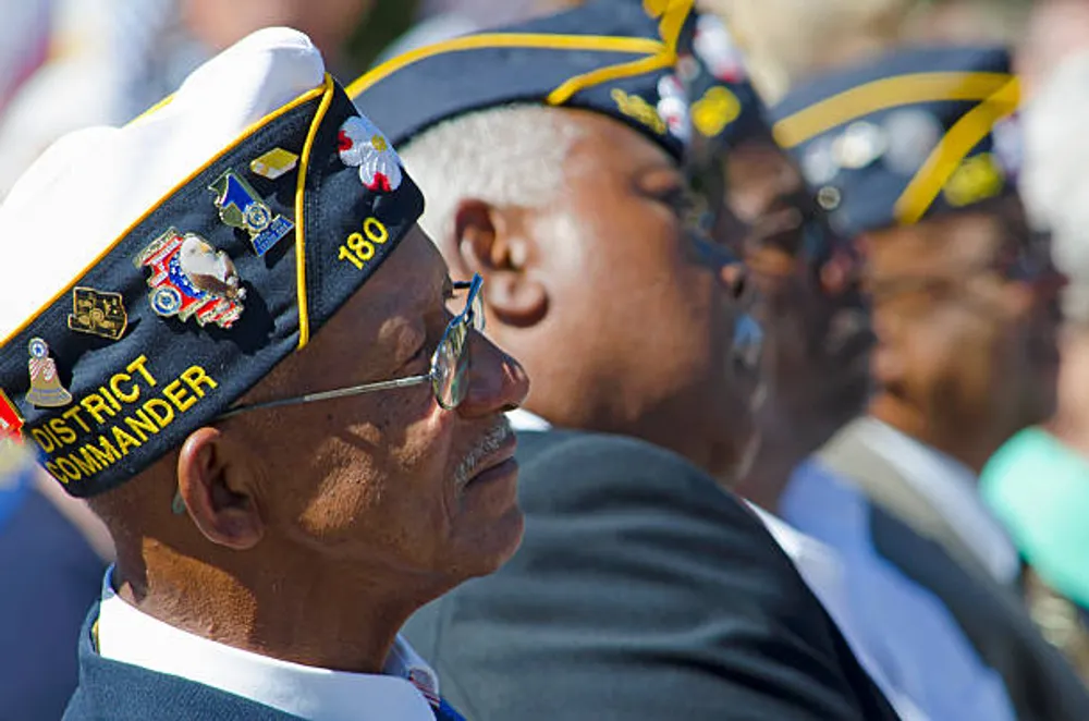 Veteranos luciendo sus gorras de servicio.
